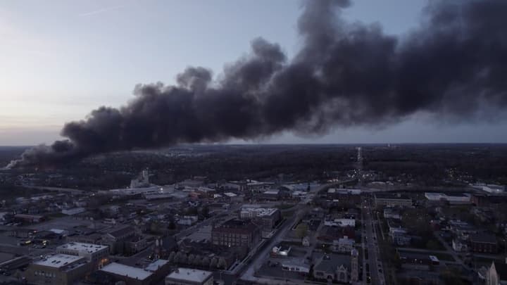 La nube de humo negro del incendio llegó a Ohio.