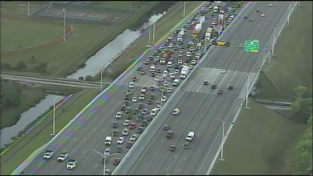 Muere una mujer atropellada en un accidente cruzando la autopista I-95