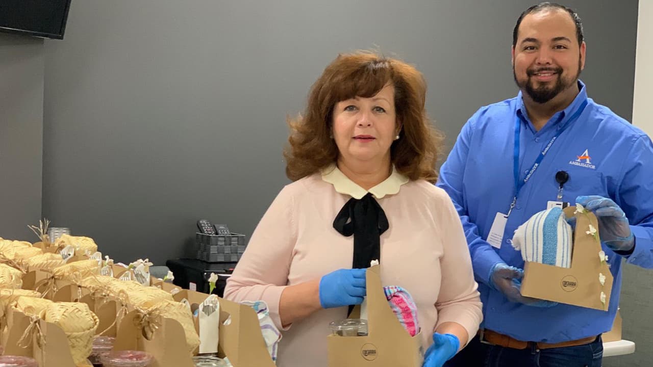 Por su parte el restaurante Cuchara que también se ha visto afectado por la disminución de negocio, se decidió a preparar platillos para los empleados.