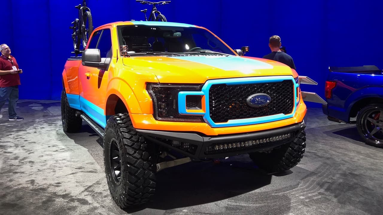<h3 class="cms-h3-H3">Freak-O-Boost Ford F-150 por Gen-2 Full-Race Motorsport</h3>
<br>Esta F-150 con su espectacular carrocería y pintura y suspensión elevada es el vehículo menos adecuado para pasar desapercibido. Pero lo realmente importante de esta Freak-O-Boost reside en el hecho de que está equipada con el V6 EcoBoost de 3.5 litros con un sistema de inducción actualizado por turboalimentadores de competencia, intercooler certificado por CARB para a quienes como a nosotros les preocupa el medio ambiente, entrada de aire frio y escape cat-back. Lamentablemente Full Race no quizo aventurarse a estimar una cifra de potencia para la Freak-O-Boost.