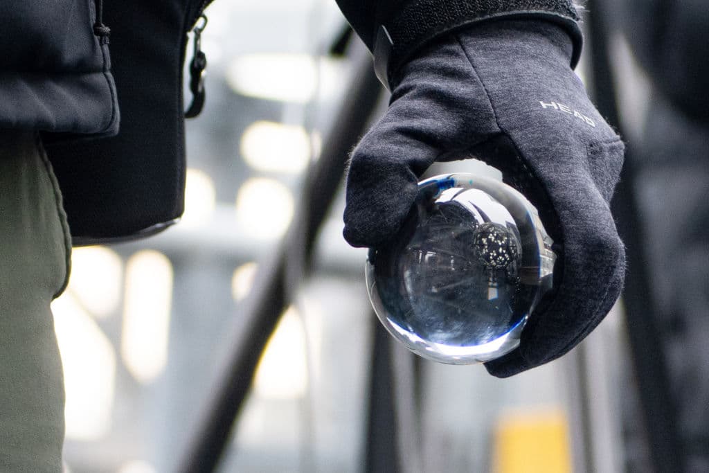 Los técnicos que trabajan en su preparación hacen varias pruebas antes la noche de Año Nuevo y revisan hasta el último detalle, para que la celebración pase intacta.