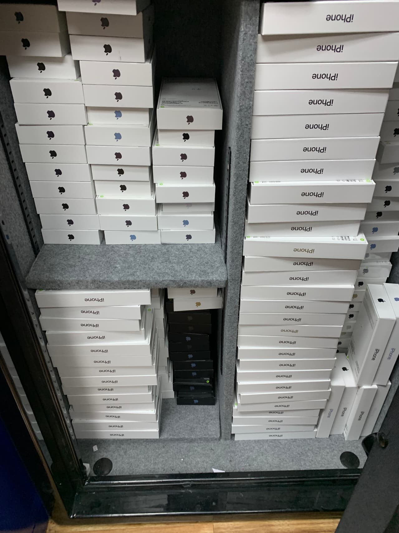 El botín de cada tienda equivalía a miles de dólares, principalmente en teléfonos iPhone y tabletas digitales.