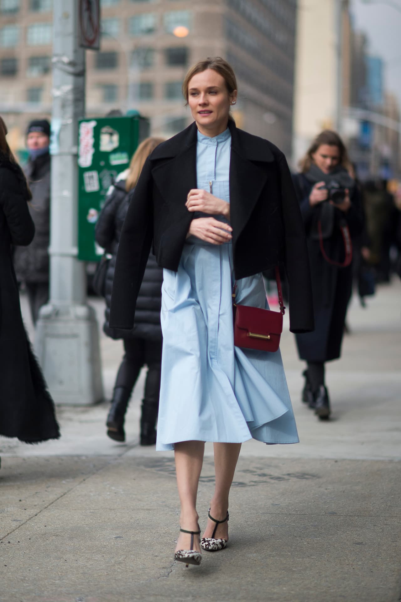 Mientras las personas en el fondo de la foto parecen estar cobijadas por chaquetones de plumas que las cubren hasta lo pies, las famosas que asistieron ayer al desfile de Alexander Wang solo optaron por livianas chaquetas que no ocultaran sus vestidos.