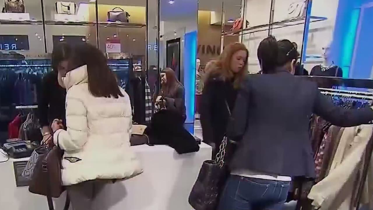 Las familias de Estados Unidos siguen viendo un aumento de los precios, por lo que Noticias 40 contactó al especialista financiero Lorenzo Carrión para explicar cómo reajustar el presupuesto y “estirar el cheque” mientras se acercan las fiestas decembrinas.