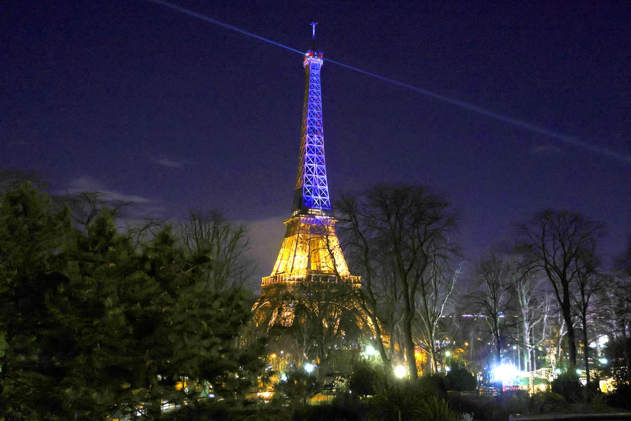 La emblemática torre Eiffel de París con los colores de Ucrania, el 25 de febrero. Ese día el Gobierno de Estados Unidos se sumó a la Unión Europea y anunció sanciones económicas directas contra el presidente de Rusia, Vladimir Putin, y otros miembros de su equipo.