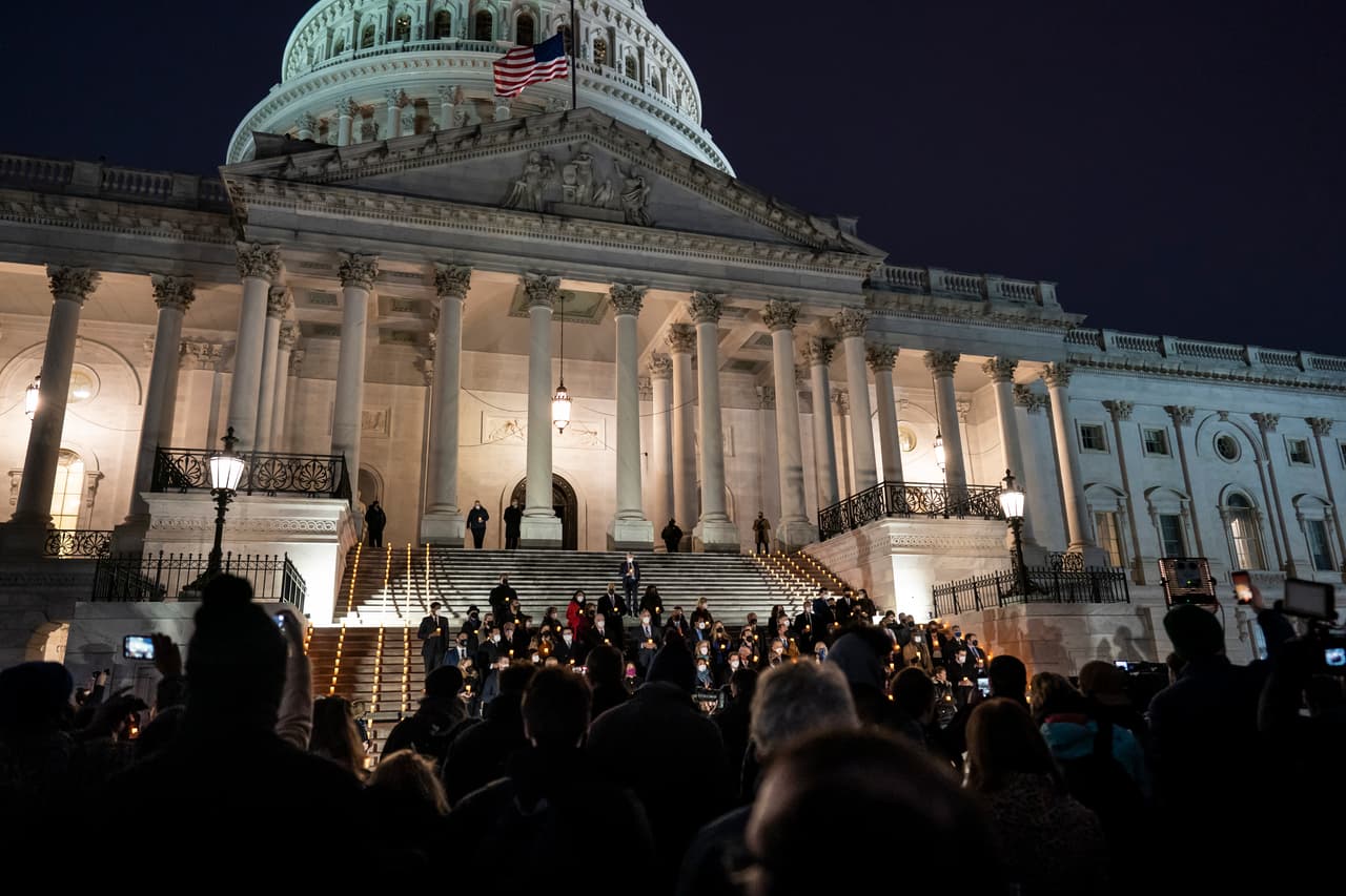 Miembros del Congreso guardan un momento de silencio en la escalinata del Capitolio para conmemorar el primer aniversario del intento violento de insurrección llevado a cabo por simpatizantes del expresidente Donald Trump el 6 de enero de 2021.