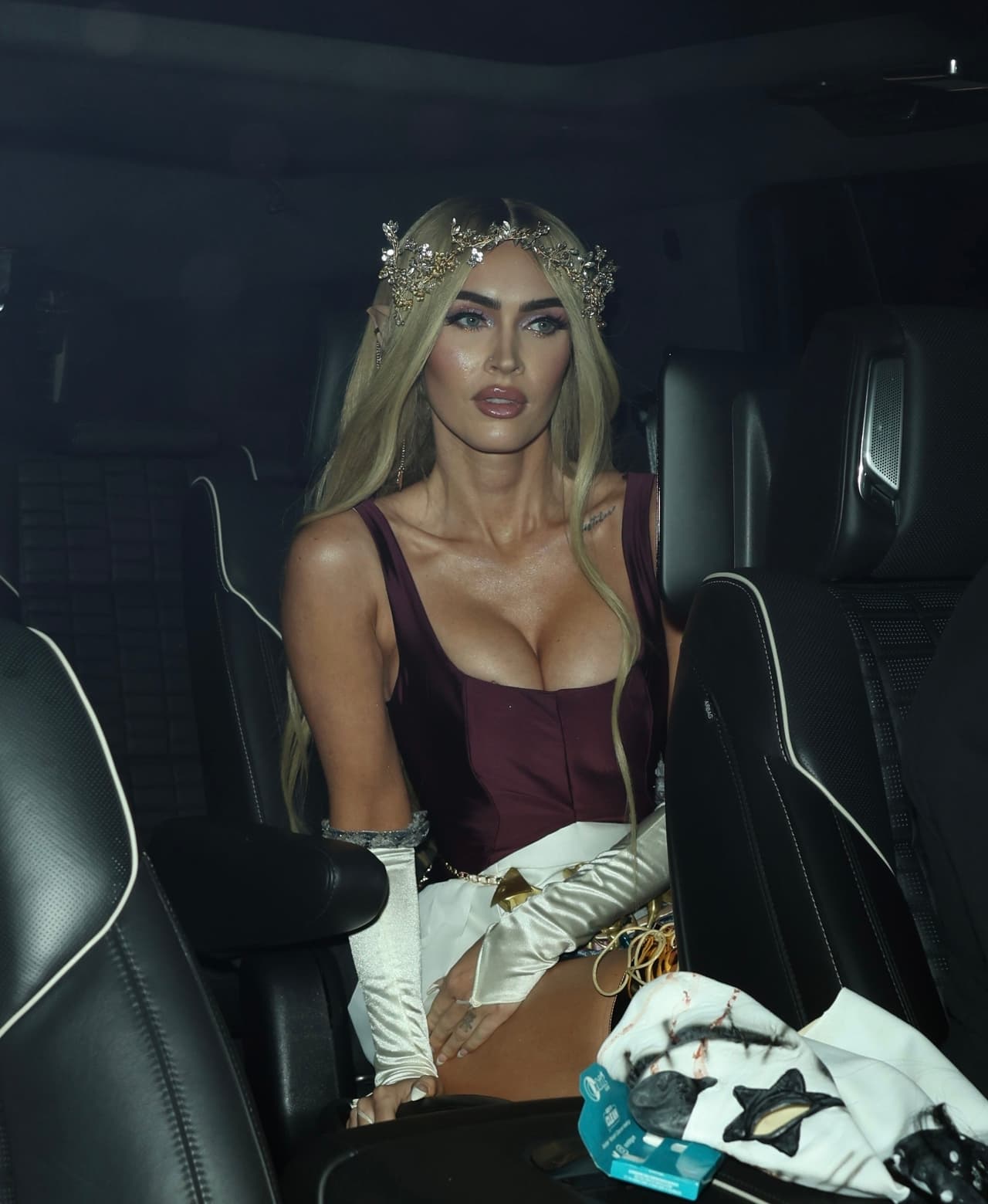 Tal parece que la actriz de 'Transformers' no se había dado cuenta del incidente hasta que subió a la camioneta y se acomó en el asiento trasero, esta vez cubriendo la zona.