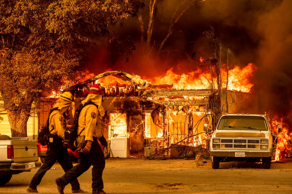 Más de 400 personas tuvieron que ser evacuadas de sus casas este lunes en las cercanías del
<a href="https://www.univision.com/estilo-de-vida/explorando-el-parque-nacional-yosemite-fotos">Parque Nacional de Yosemite</a>, en
<a href="https://www.univision.com/temas/california">California</a>, por el avance de las llamas de uno de los múltiples incendios que estos días ocurren en el oeste de Estados Unidos.