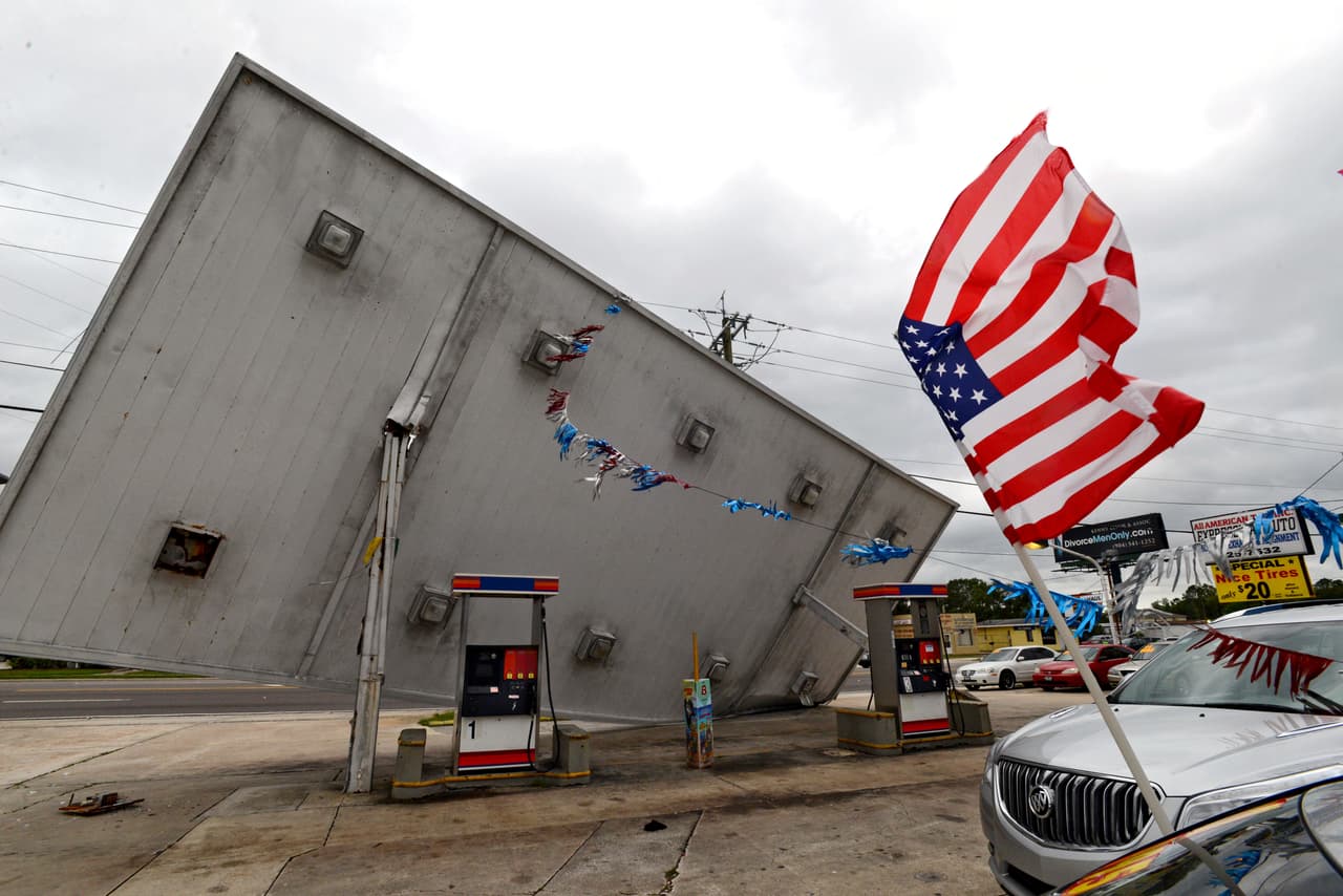 El techo de una gasolinera derribado por los fuertes vientos en Jacksonville, Florida. 8 de Octubre.