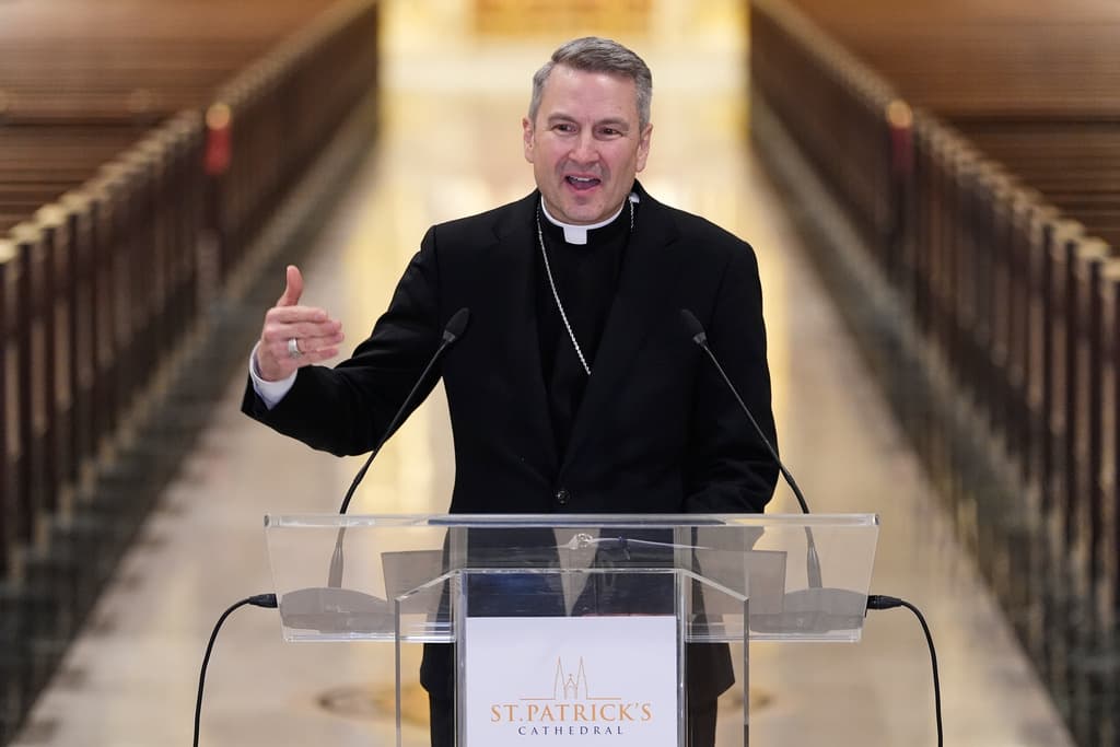 Durante su primer encuentro con la prensa local, el nuevo arzobispo de Nueva York afirmó que trabajará buscando 
<b>cómo reconectar con las personas que han dejado de asistir a la iglesia</b>.