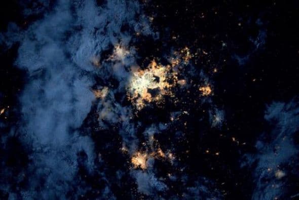 Ciudad de México. Las luces se ven geniales con cielos parcialmente nublados. Fotos: @astro_reid