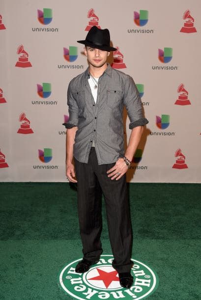 Caballeros, si quieren llamar la atención, no olviden llevar una pieza satinada como la de Kaden James.