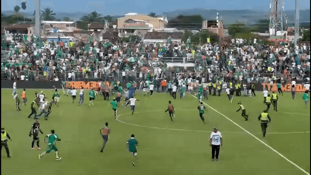 Fans de Deportivo Cali invaden cancha y agreden a jugadores 