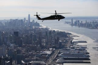 Según fuentes de la Policía, los pilotos del helicóptero se vieron obligados a cambiar de rumbo para evitar la colisión con los artefactos.