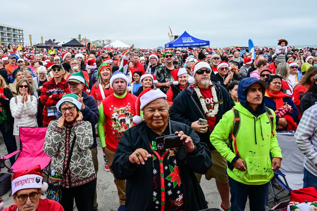 Este 2024, la temperatura se mantuvo en los bajos 70 grados Fahreinheit, sintiéndose aún más frío al estar en la playa.