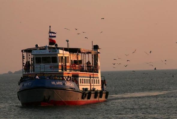 Un barco navegando en el Río San Juan en Nicaragua.
