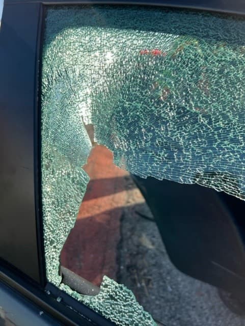 “Pero solamente fue un roce, no le pasó más nada Gracias a Dios porque el niño venía viendo el teléfono, pero si hubiera venido para atrás lo hubieran matado”, dijo la mujer aún en shock por lo ocurrido.