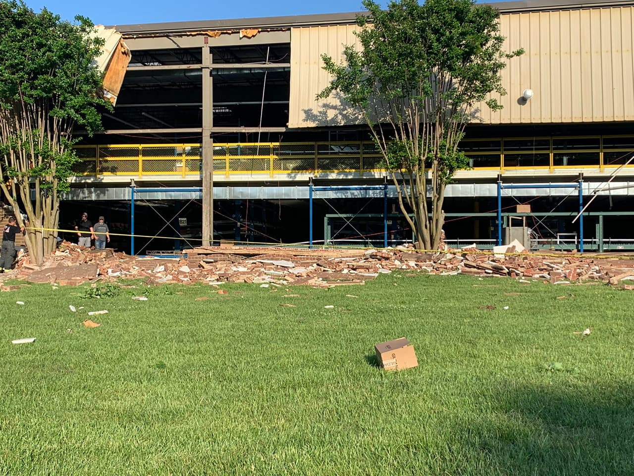 El 911 del condado de Orange recibió la primera llamada sobre un posible tornado a las 5:18 p.m. en el Centro de Distribución de Gildan en E. Washington Street, en Mebane. El condado recibió varias llamadas más, incluso de residencias en Frazier Road y Mace Road que informaron daños, incluidos árboles caídos y líneas eléctricas.