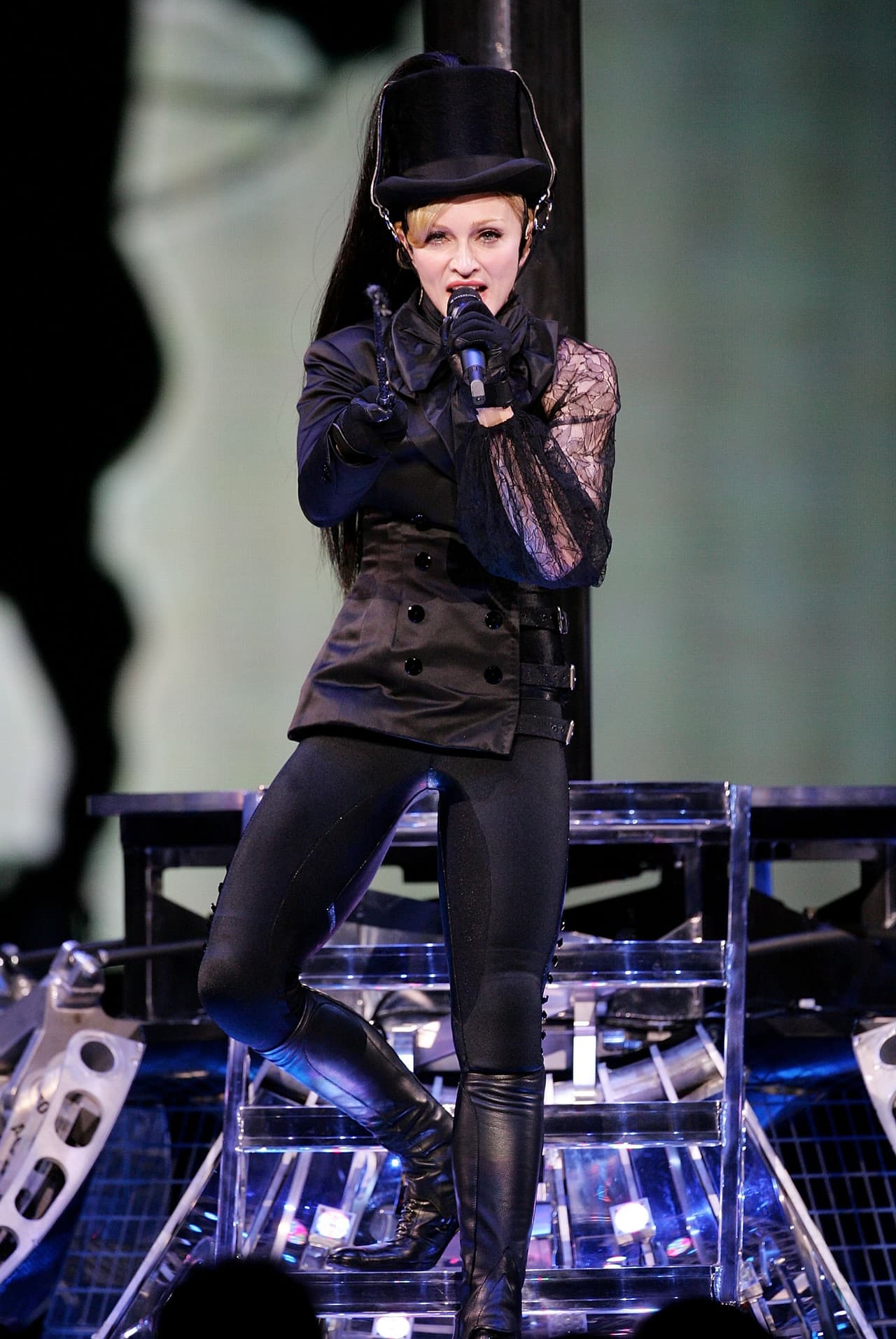 Tras sus éxitos de coreografías discotequeras, Madonna adoptó un estilo un poco más oscuro en 2006 para
<i>The Confessions Tour</i>, de nuevo de la mano de su diseñador de cabecera, Jean paul Gaultier, quien convirtió esta vez a la reina del pop en una gótica jinete llena de encaje y 'knee boots' (botas a las rodillas).