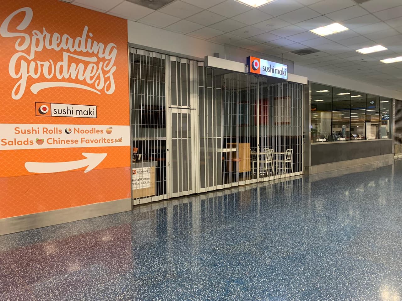 Así lucen algunos de los restaurantes del aeropuerto en medio de la pandemia del coronavirus.
<br>
