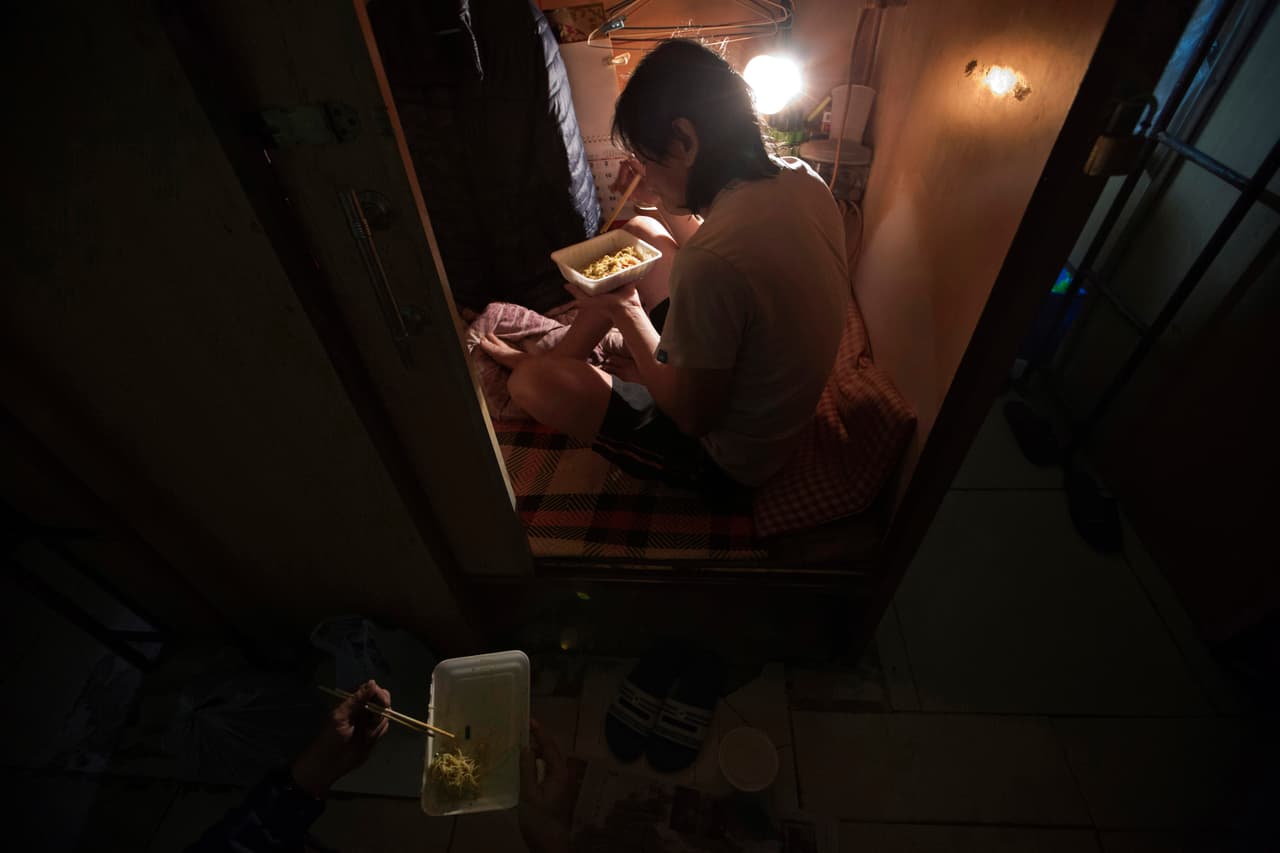 Lui, quien solo aportó su apellido para el reportaje, durante la cena en su ‘casa ataúd’.