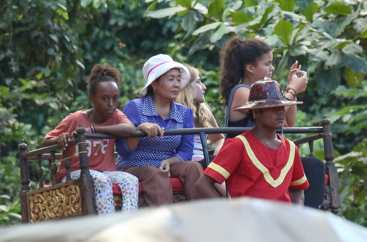Los captaron paseando en elefante.