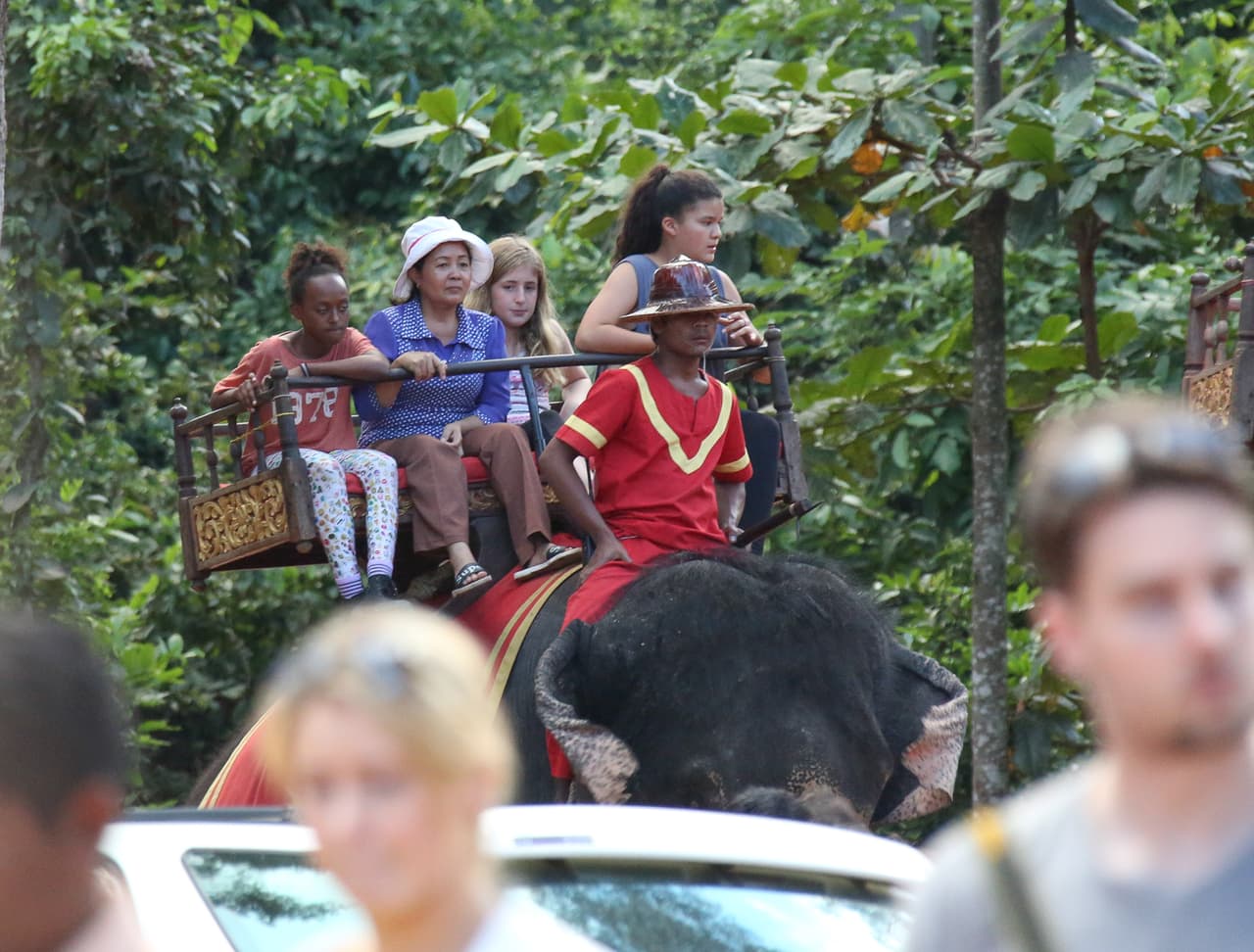 Los hijos de Angelina Jolie y Brad Pitt también fueron seguidos por las cámaras.