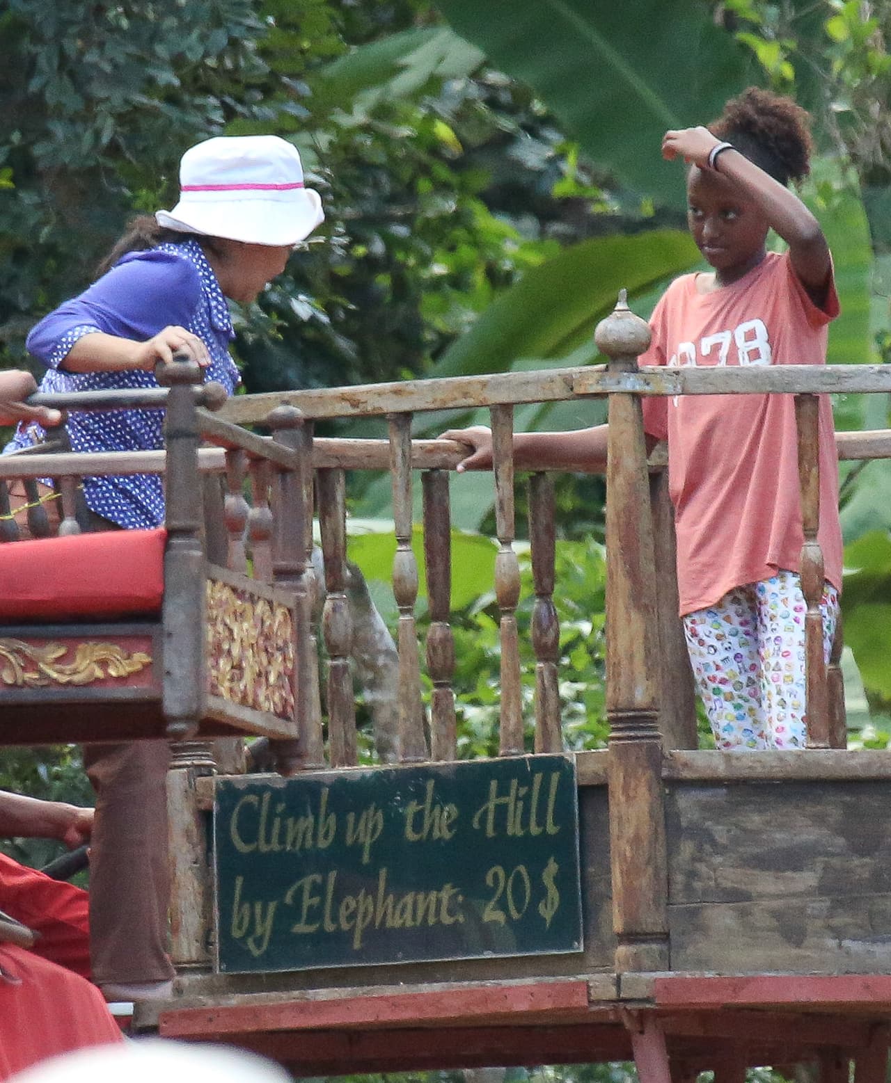 Al parecer viajaba sobre el hermoso animal acompañada de una guía.