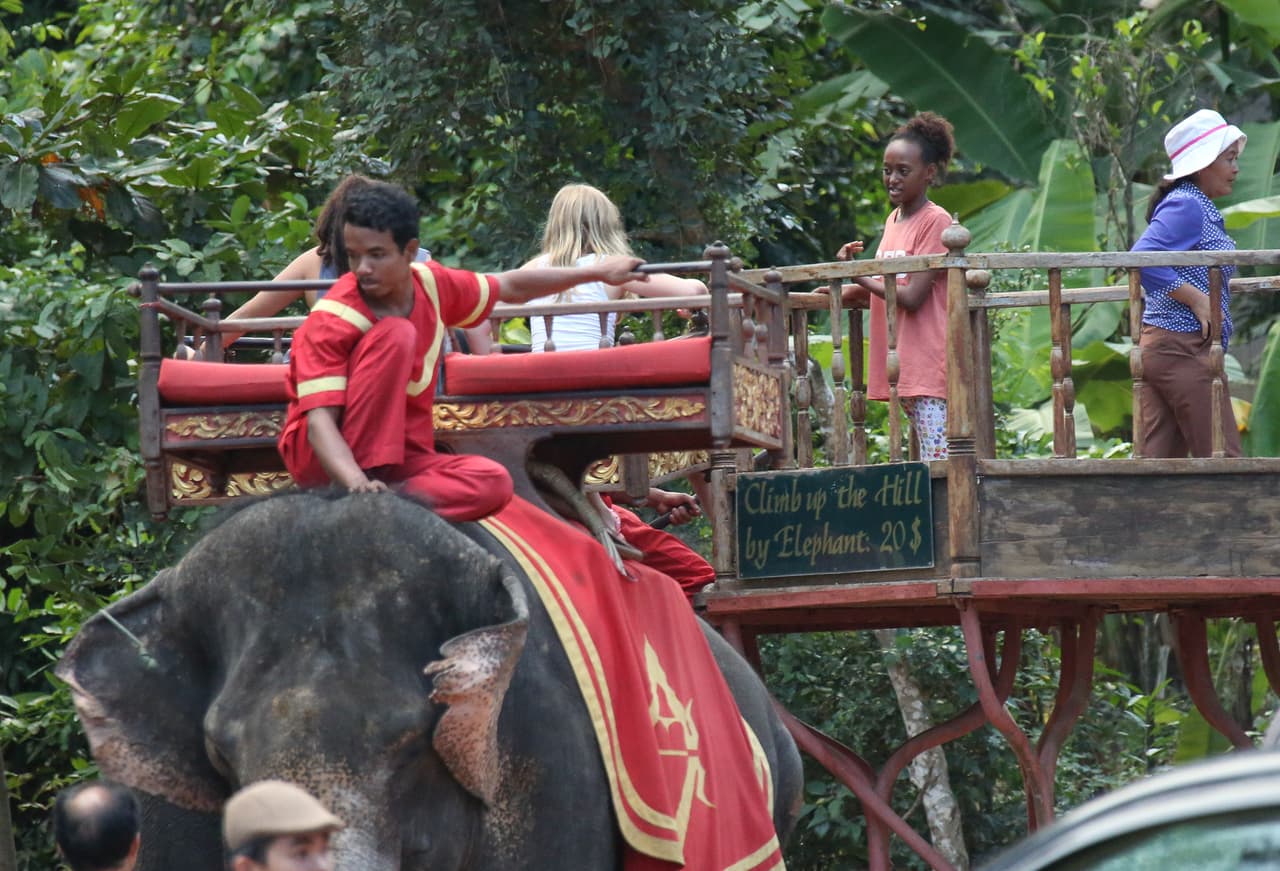 Los hijos de la famosa pareja visitaron el templo Angkor Wat.