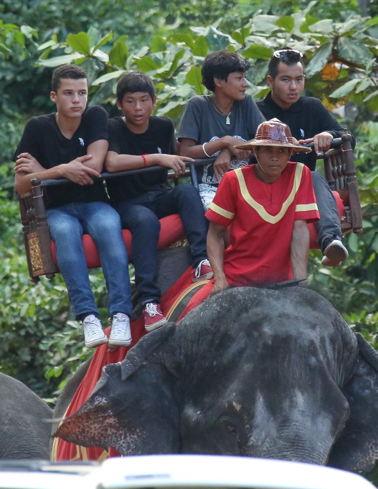 En el último elefante llegaron Maddox y Pax.
