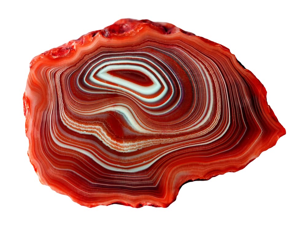 Si las franjas de la roca calcárea son paralelas a cada una, a la piedra se le llama ónix. Si las bandas están desordenadas, se le llama ágata, la cual es otra piedra con múltiples usos esotéricos.