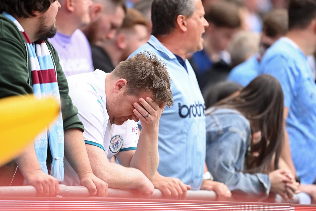 Así vivieron jugadores y aficionados tanto del Manchester City como del Liverpool la última jornada de la Premier, en la que los Citizens se alzaron con el título y los Reds soñaron con el campeonato y se quedaron muy cerca.