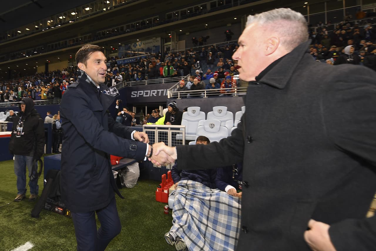 Los técnicos de ambos equipos Diego Alonso y Peter Vermes se saludan previo al arranque de la Vuelta de este Semifinal de la Concacaf Champions League.