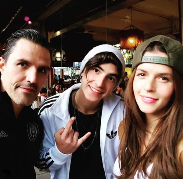 “Es maravilloso tener un hombre que ya tenga hijos porque tú sabes cómo va a ser como papá… Él, yo veo cómo se lleva con su exesposa Fernanda, que yo también adoro, es la mamá de sus hijos. Y Gabriel, que es el esposo de Fernanda, se lleva impresionante”, relató la actriz.