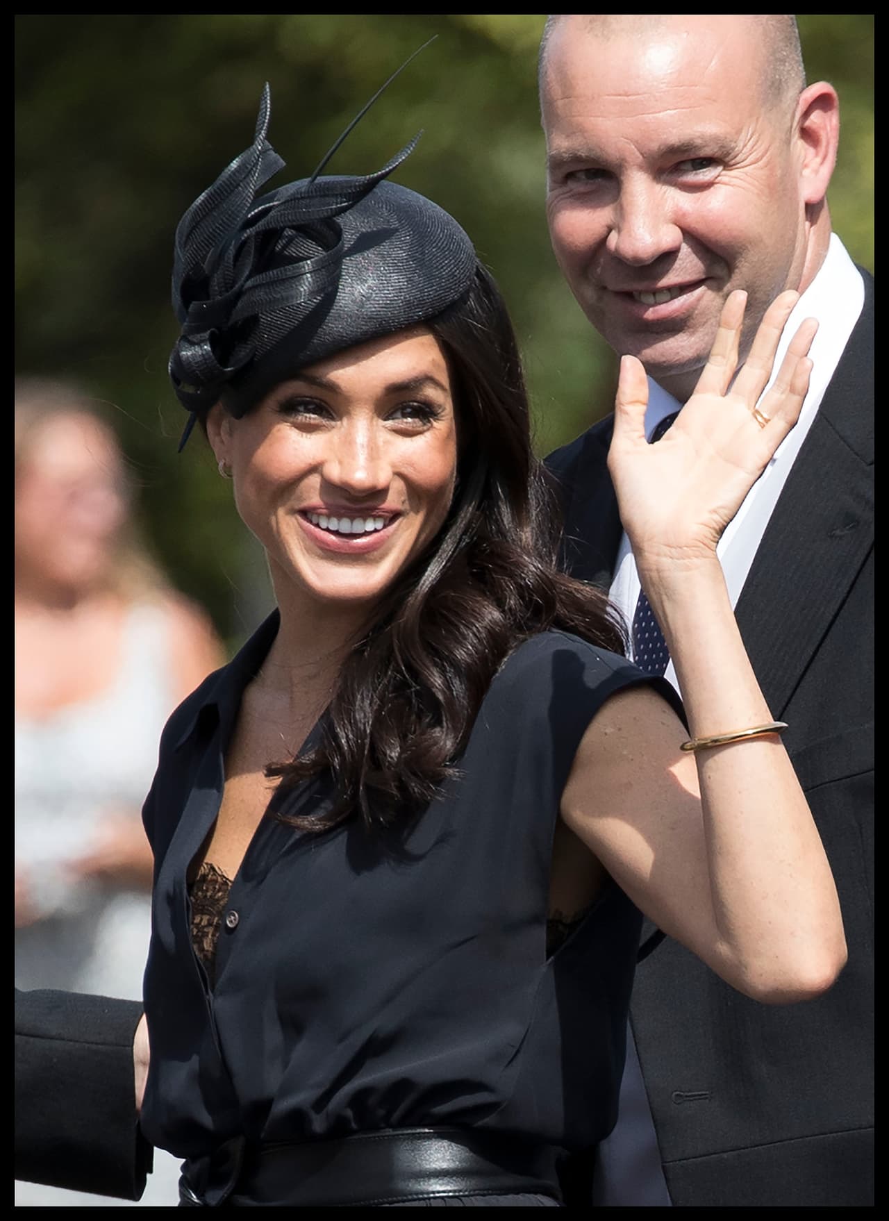 <b>4 de agosto 2018. Boda de verano del mejor amigo de Harry. </b>La duquesa llevó debajo del vestido una camisola de encaje (
<b><a href="https://www.univision.com/entretenimiento/realeza/meghan-markle-desata-polemica-por-ensenar-lenceria-pero-esta-vez-rompio-el-protocolo-fotos">que desató polémica</a></b>) y complementó con un fascinator de 
<a href="https://www.philiptreacy.co.uk/en">Philip Treacy</a> y los lujosos lentes de sol de 
<a href="https://us.lindafarrow.com/about-us/">Linda Farrow</a> ($750). Llevó aretes de 
<a href="http://meghansmirror.com/product/vanessa-tugendhaft-parisienne-carrousel-earrings/">Vanessa Tugendhaft Parisienne Carousel Earrings</a> y un brazalete de 
<a href="http://meghansmirror.com/product/shaun-leane-yellow-gold-signature-cuff">Shaun Leane Signature Cuff.</a>
