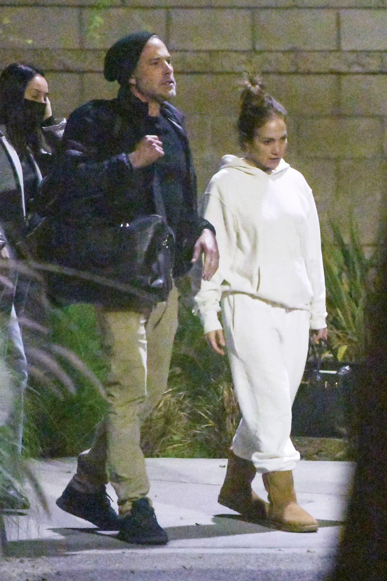 Ben Affleck traía un look más urbano, con un gorro negro y pantalones chinos metidos dentro de unos tenis altos.
<br>