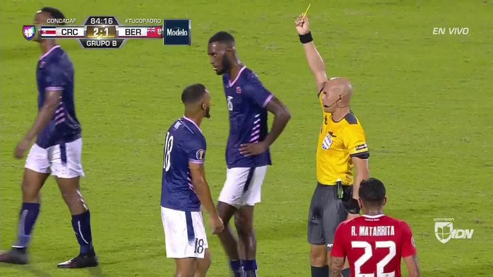 Tarjeta amarilla. El árbitro amonesta a Wendell Ming de Bermuda