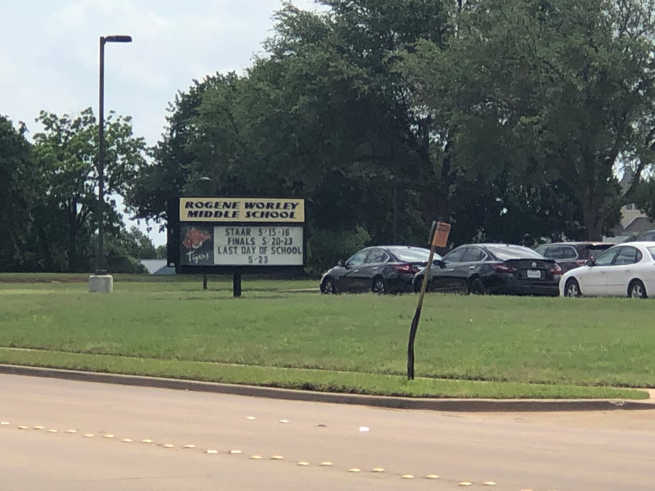 Apuñalan a una estudiante con una tijera cuando salía de la escuela