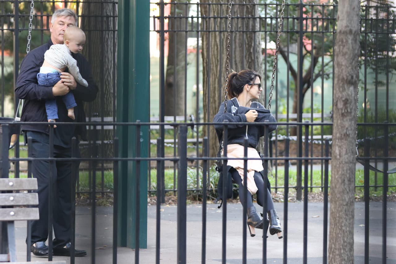 Mientras tanto, Alec estaba a un costado cargando al pequeño Rafael.