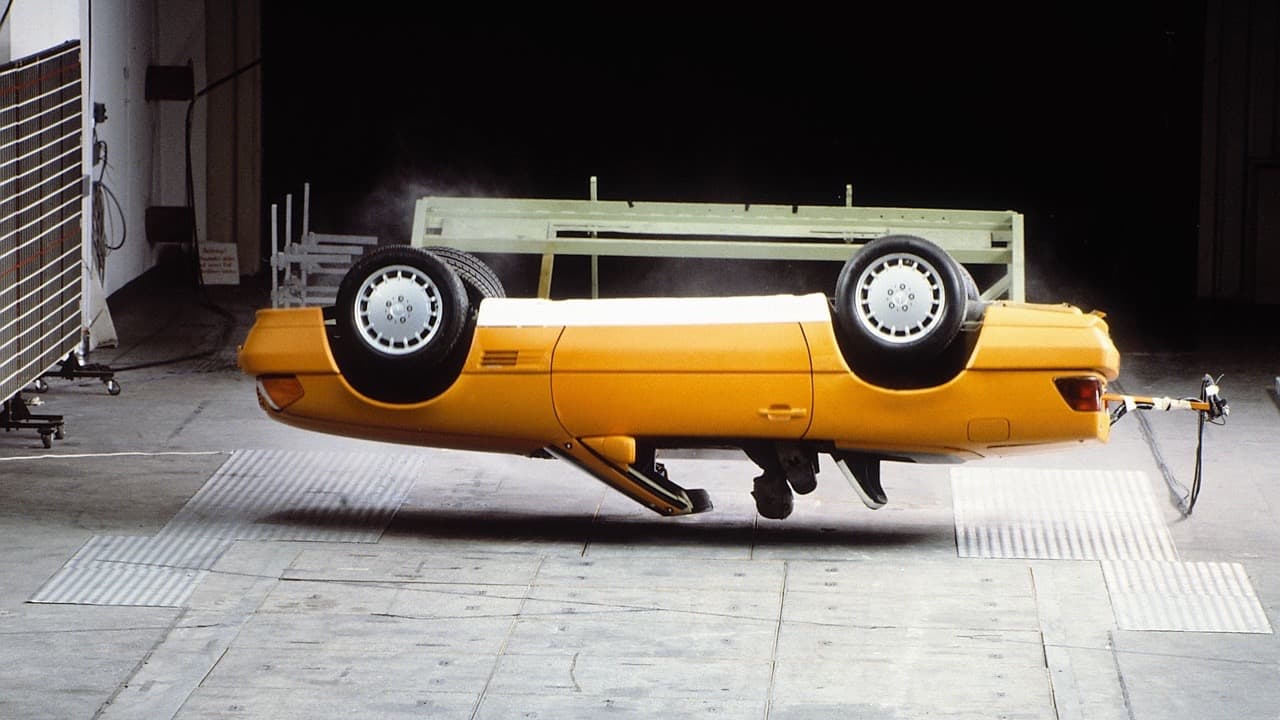 Esta imagen de una prueba de volcamiento del R129 demuestra el funcionamiento de la barra anti-vuelcos.