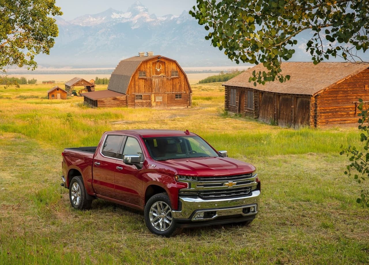 <h3 class="cms-H3-H3"><b>Chevrolet Silverado</b></h3>
<br>
<br>Una pickup de tamaño completa con una gran historia y enormemente galardonada. Resistente y capaz para el trabajo arduo tanto en la ciudad como en el campo. En su edición 2020, ofrece varias opciones de motor, incluyendo un V8 de 6.2 litros con la capacidad de remolcar hasta 13,400 libras.
<br>