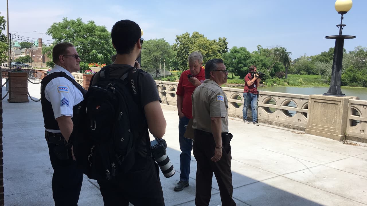 Autoridades y gente buscan al caimán de la laguna de Humboldt Park.