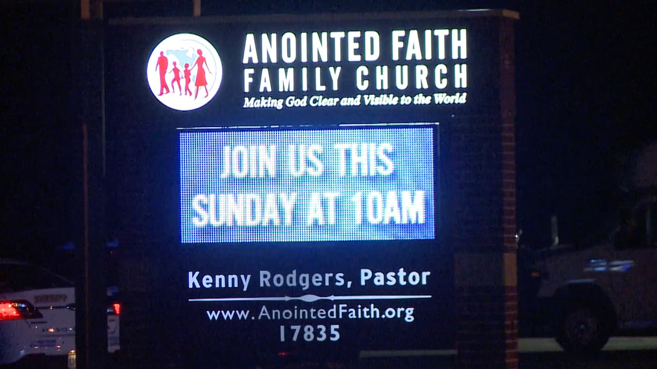 Al llegar a la cuadra 17800 de Huffsmith Kohrville Road, hallaron a un hombre con una herida de bala, en el estacionamiento de una iglesia.