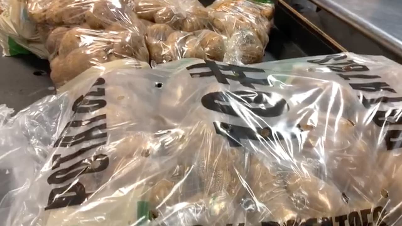 <b>Escuela secundaria Lawson</b>, ubicada en el 14000 Stancliff St. En el reparto de despensas de esta escuela también participa el Banco de Alimentos de Houston.