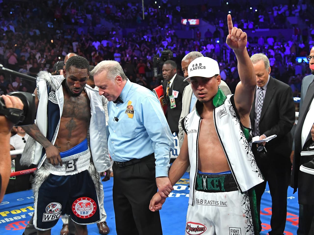 Mikey no mostró en ningún momento ansia o desesperación por acabar la pelea por la vía del nocaut, pero nunca dejó de mover los pies en aras a la victoria. Ganó por decisión unánime.