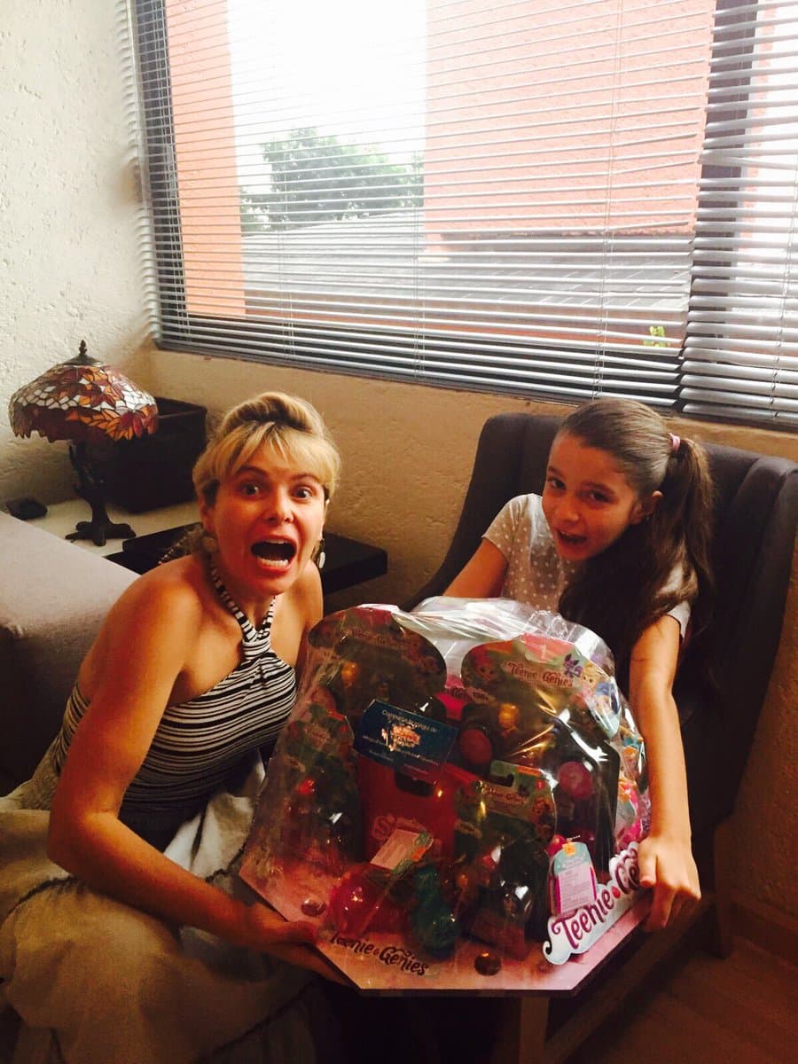 <b><a href="http://www.univision.com/temas/itati-cantoral">Itatí Cantoral</a></b> publicó esta foto de su hija, quien este octubre cumple 9 años, la actriz y la pequeña se mostraron felices por una canasta llena de juguetes de una conocida marca, que por lo visto son los favoritos de María Itatí.