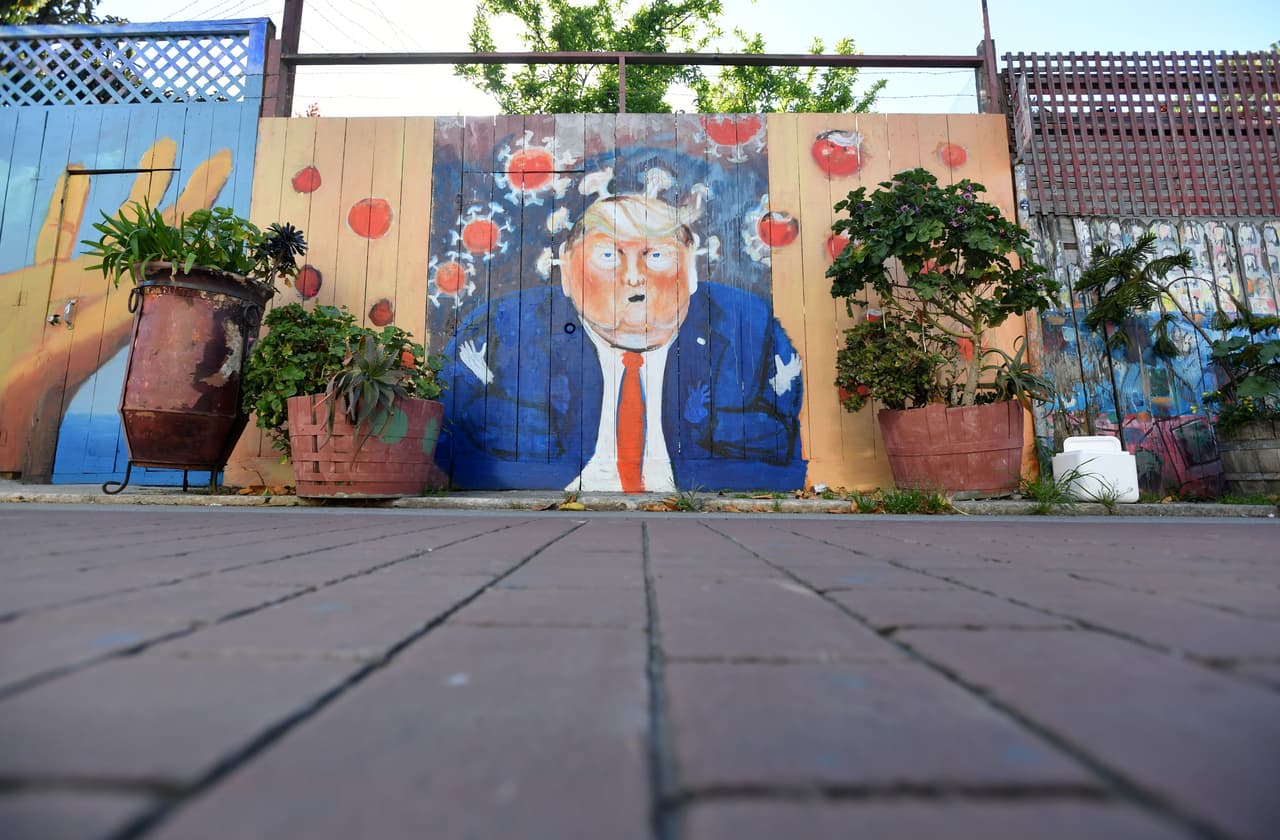 Otras obras llevan también contenido político. En una de las calles de San Francisco apareció desde hace semanas un mural que muestra al presidente Donald Trump como si fuera el propio coronavirus. En el pasado, el mandatario ha atacado a la ciudad debido a su grave problema de indigencia.