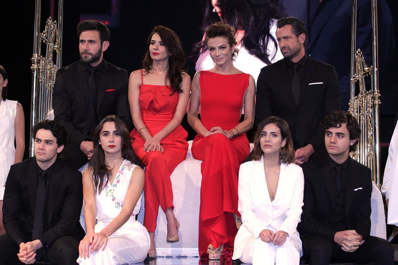 <b>Luis Fernando Peña</b>,
<b> Beatriz Moreno, Luz Ramos, Erika de la Rosa, Ela Velden, Moisés Arizmendi, Andrea Guerrero, Andrea Ciocchetti, Enoc Leaño, José Manuel Rendón</b>, también forman parte de este gran melodrama que muy pronto también llegará a las pantallas de Univision.