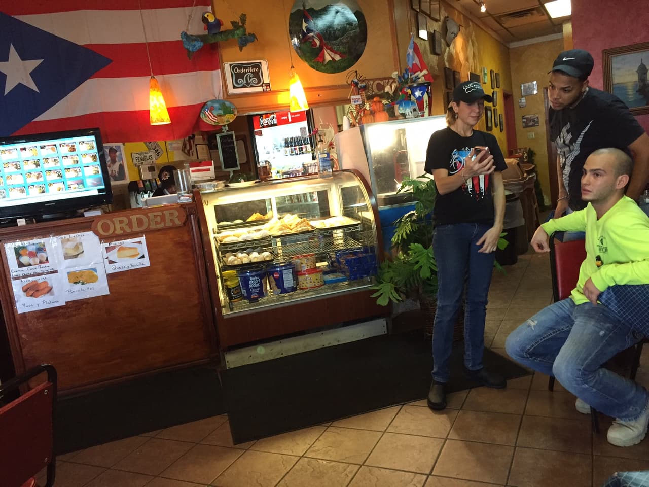 Raquel Martínez no dejaba de revisar su celular por más de unos segundos. Espera recibir noticias de la hija de su esposo y su madre, quienes no respondían a sus mensajes.