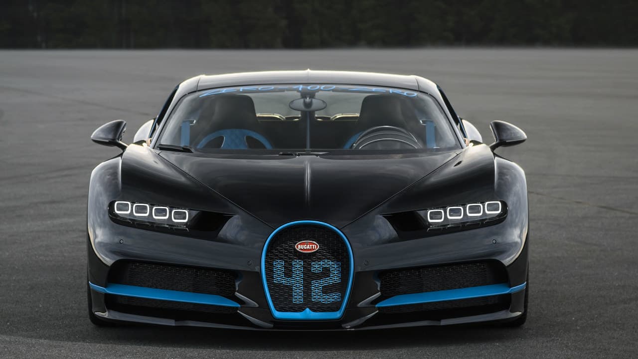 Su consumo de combustible va de
<b> 9 mpg en ciudad y 14 mpg en carretera</b> y con consumo combinado de 11 mpg, pero sinceramente a quién le importa en rendimiento cuando se tiene la posibilidad de alcanzar una velocidad máxima de 261 mph (420 km/h) y alcanzar las 60 mph en 2.4 segundos. Definitivamente es el devorador de gasolina número uno en la actualidad.